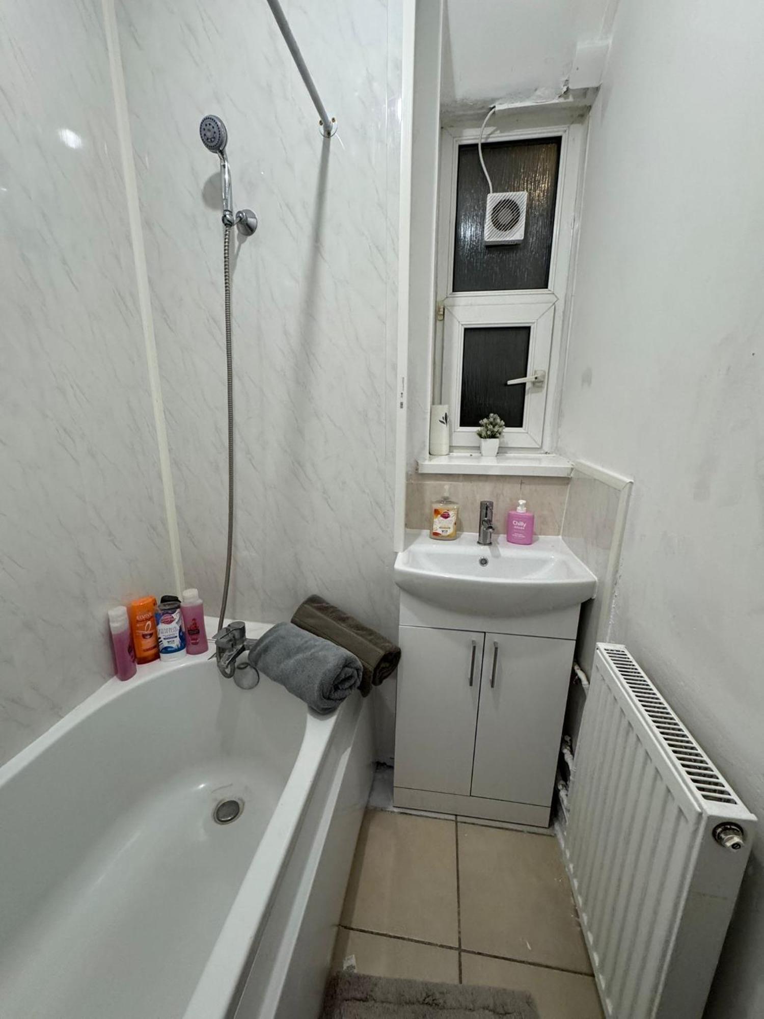1 Bedroom Flat In Whitechapel, Лондон Екстериор снимка